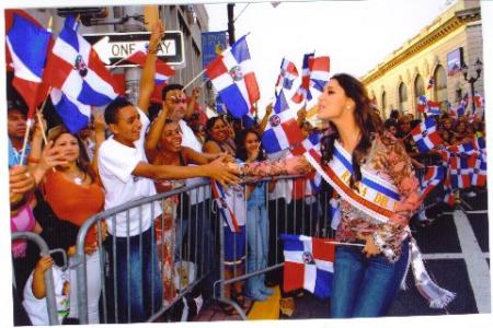 amelia-vega-disfruta-en-grande-desfile-dominicano-nj1.jpg